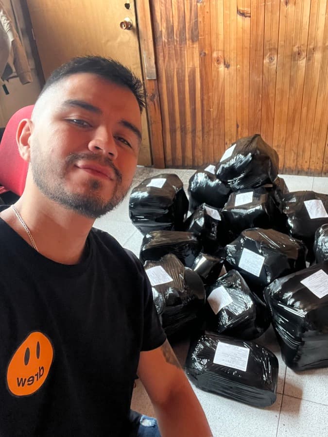 Equipo de ALTACLASE con pedidos empacados